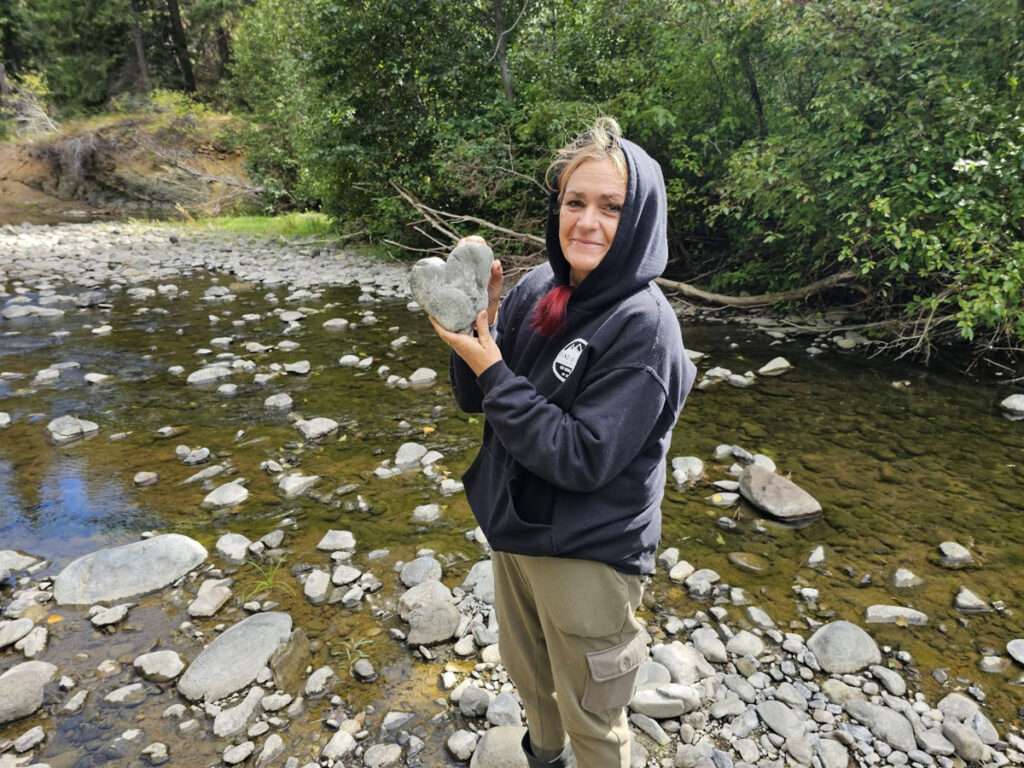 keri teanaway river heart rock