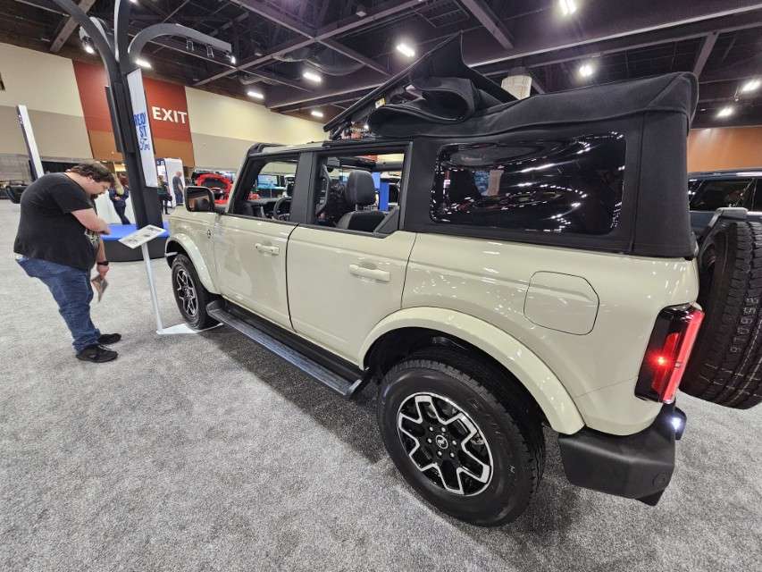 2025 LA International Car Show 141249