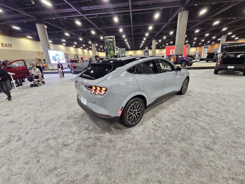 2025 LA International Car Show 141252