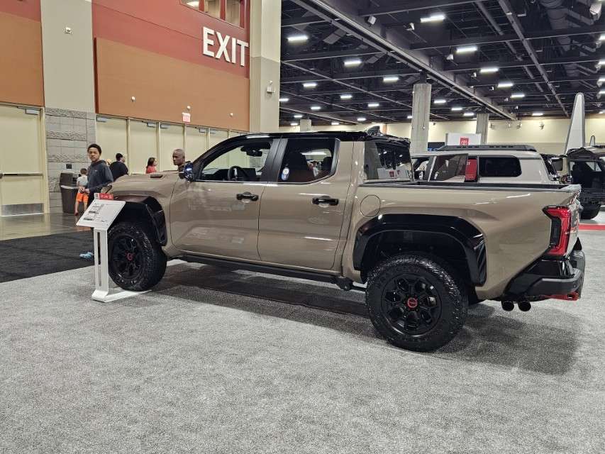 2025 LA International Car Show 153205